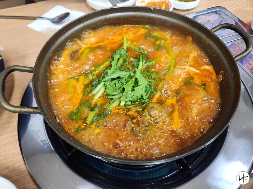 미나리가-듬뿍인-매운탕