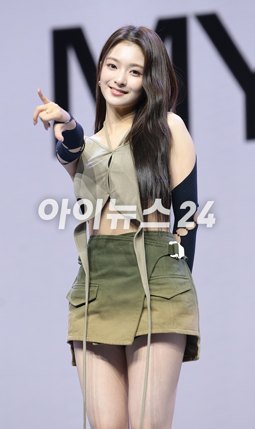 그룹 프로미스나인 이나경이 5일 오후 서울 광진구 예스24 라이브홀에서 진행된 프로미스나인(fromis_9) 첫 번째 정규앨범 &#39;언락 마이 월드(Unlock My World)&#39; 발매 기념 쇼케이스에 참석하고 있다. [사진=정소희 기자]