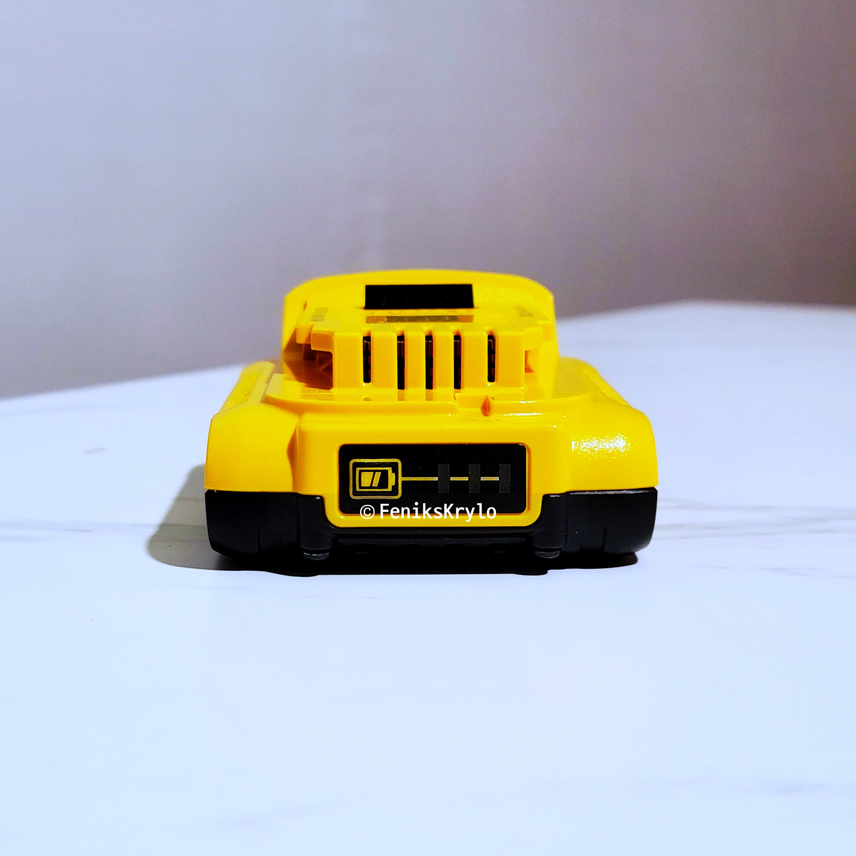 디월트-20V-배터리-뒷면모습이다.-잔여-배터리-인디케이터가-위치해있다.-배터리-모양-버튼을-누르면-현재-배터리량을-확인할-수있다.