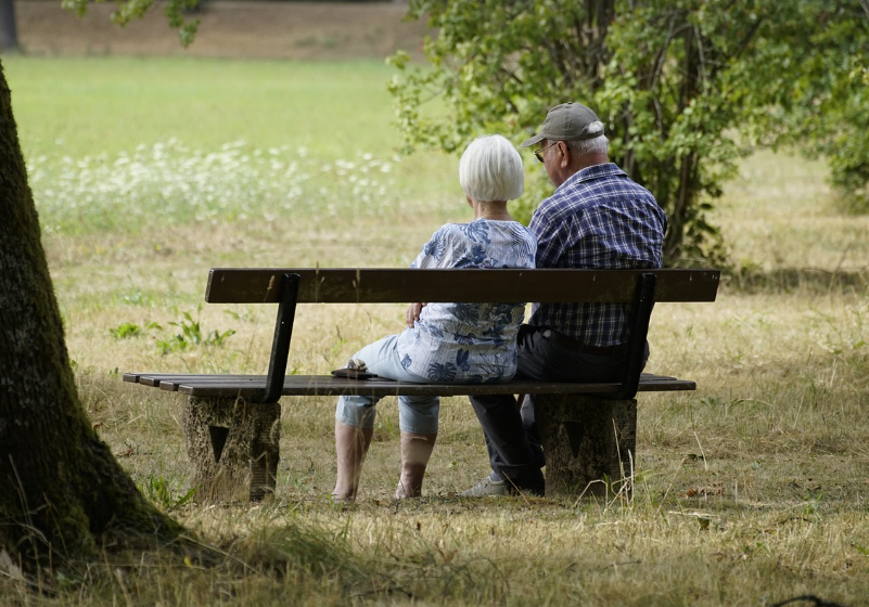 노년의 부부가 앉아있는사진