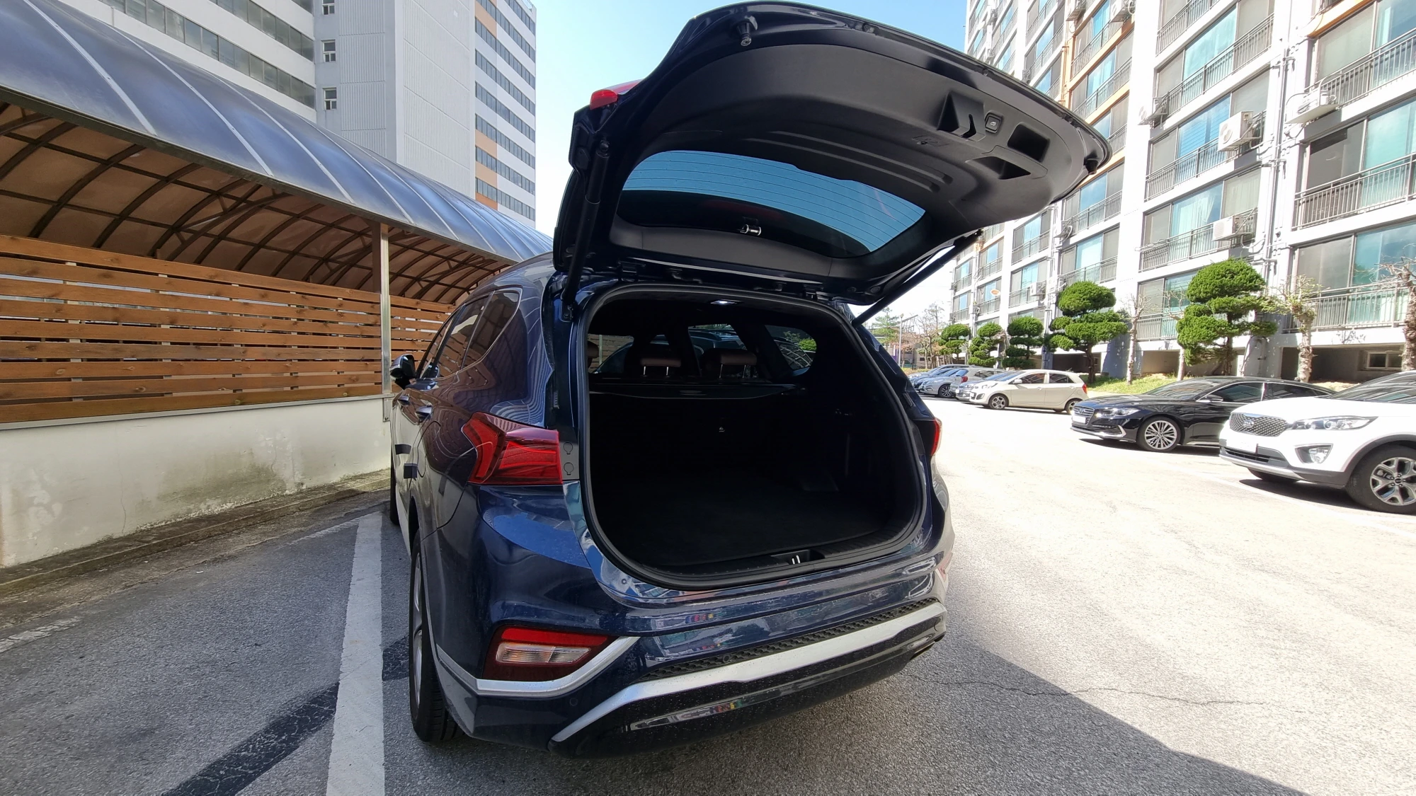 테일게이트 열린 모습