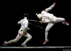 상대의-빈틈을-노려-날카롭게-공격하는-펜싱선수