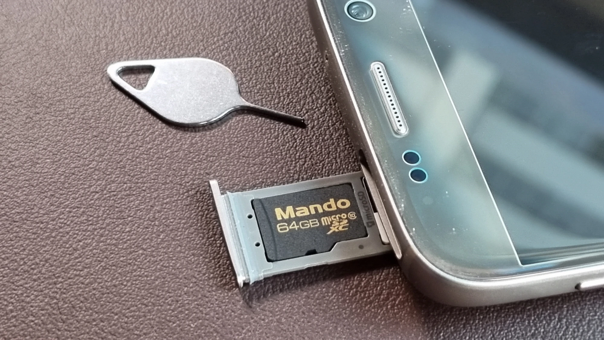 휴대폰 메모리카드 끼운 모습