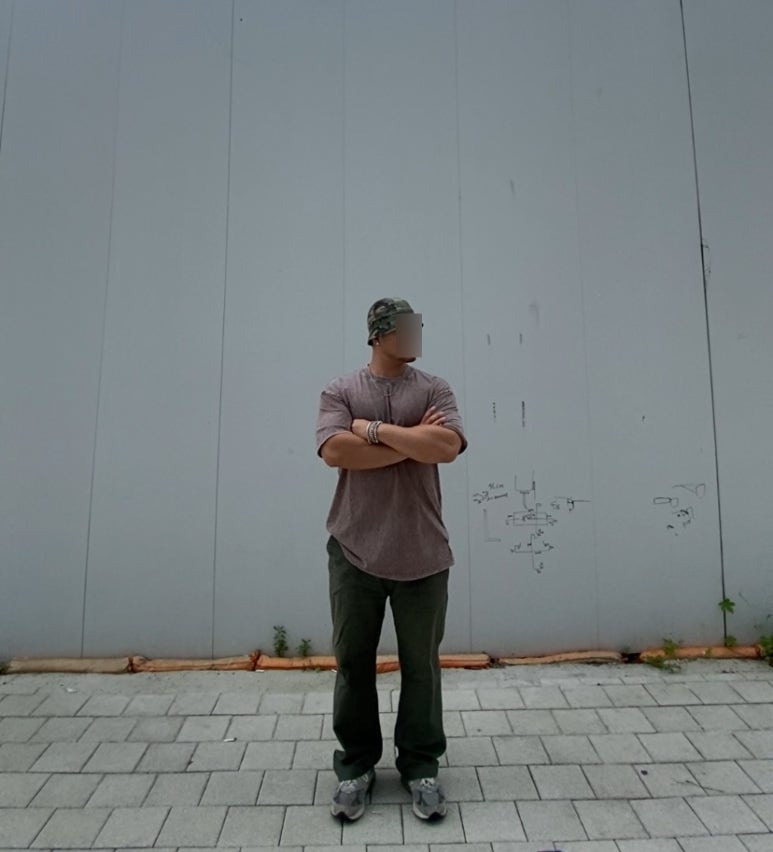 데일리룩('26. 8. 30.)엑스트라오디너리 카모 버킷햇 벙거지, 스탠다드에러 피그먼트 스톤워싱 티셔츠, 무신사스탠다드 퍼티그 팬츠, 뉴발란스 993 그레이, 섹스토, 케이엔드