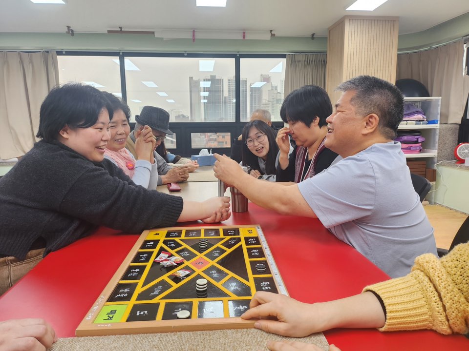 이미지설명: 윷을 뽑고 있는 모습