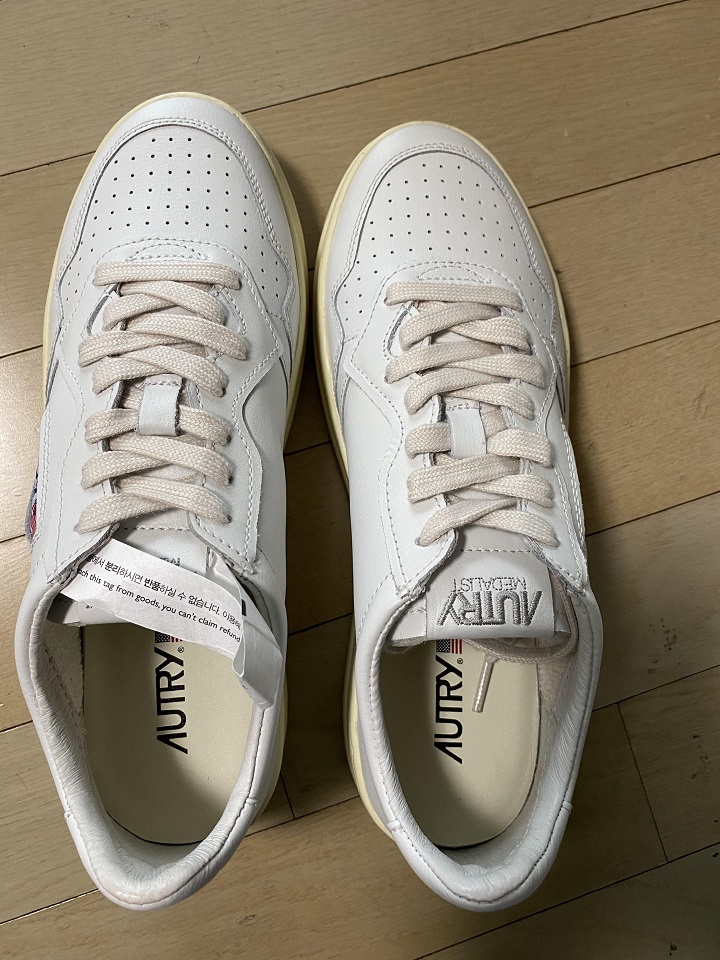 흰색-운동화-정면