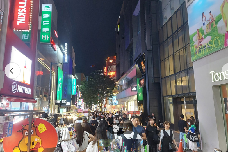 명동 – 루미와 멤버들의 젊음이 살아 숨쉬는 거리