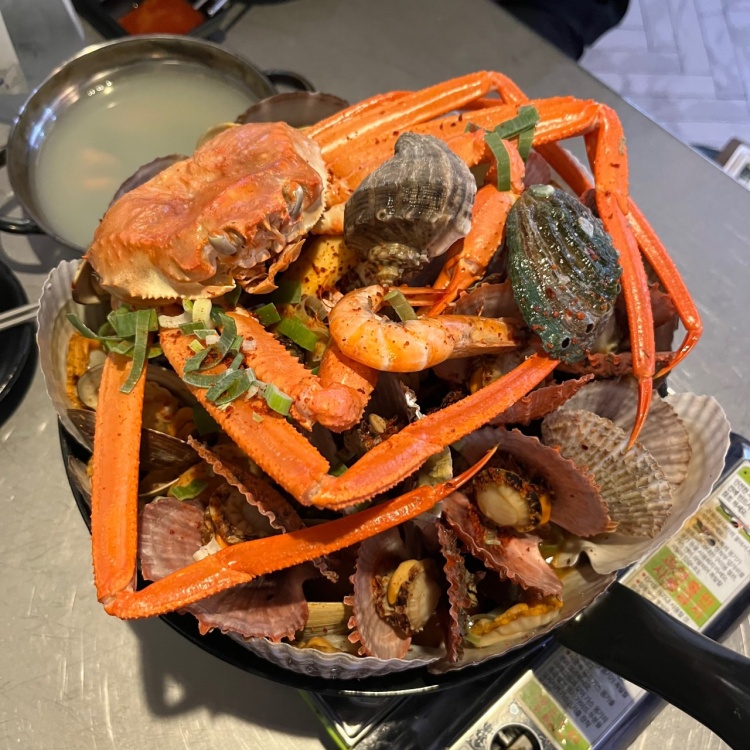 이색 떡볶이 대결 싱싱한 해산물 실내포차 홍게 떡볶이 강남 교대역 맛집 추천 생방송투데이 리얼맛집 오늘방송 수요맛전