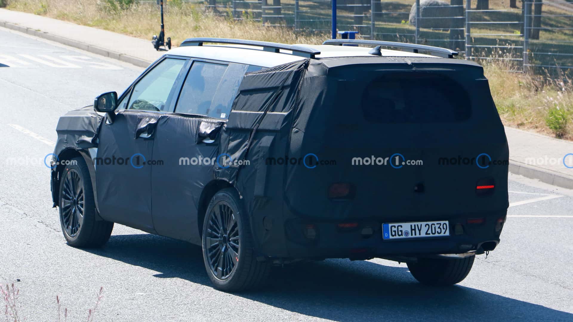 현대자동차가 올 하반기 선보일 신형 '싼타페 풀체인지(MX5)'가 해외에서 주행테스트 중 새롭게 포착됐다.