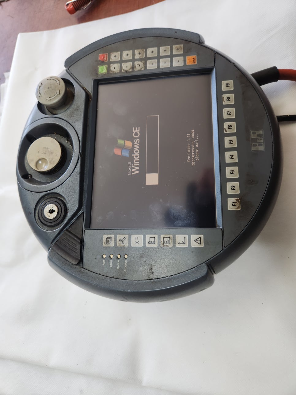 B&amp;R MOBILE PANEL 5MP050.0653-04 화면은 정상 출력 ✔ 

터치 입력 완전 불능 ❌ 

장비 조작 불가 &rarr; 설비 운영 차질 발생 

현장에서 즉시 대응이 필요한 상황이었기 때문에

긴급 수리 진행으로 처리
 수리 과정 by 메트영남