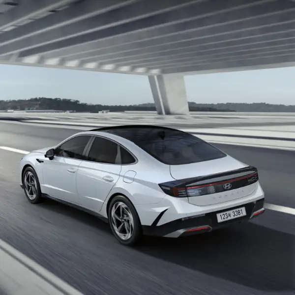 흰색-쏘나타-디엣지-하이브리드-후측면