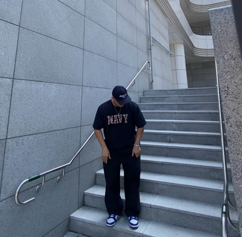 데일리룩('26. 9. 27.)에페 빈티지 할리우드 스타 볼캡, 엔티엠티 카모 티셔츠, 나이키 클럽 벌룬팬츠, 나이키 덩크로우 레트로 콩코드, 제이엔드, 타티아나, 써지컬스틸액세서리