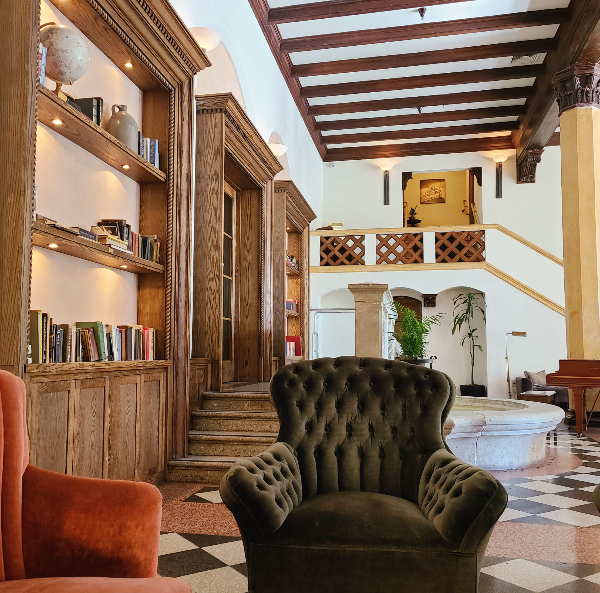 호텔 노르망디 로비. 오래된 책과 물건들이 책장에 진열되어 있고 작은 연못도 있다. 