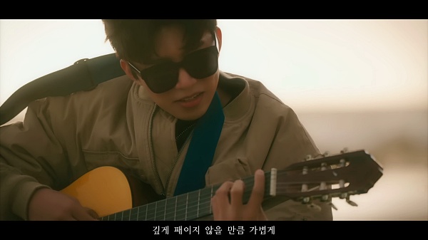 임영웅-뉴스-화면-기타치는-모습