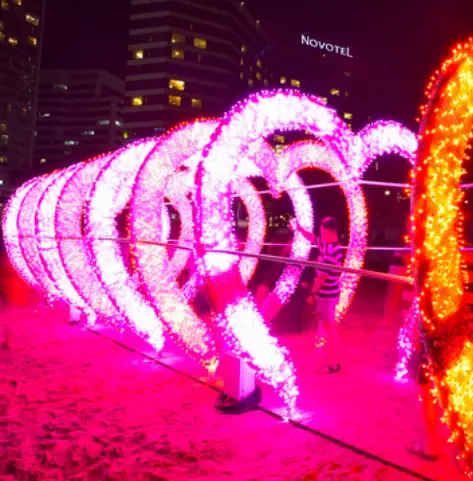 한밤 해운대 백사장에 설치된 하트모양 조명의 길을 만든 모습
