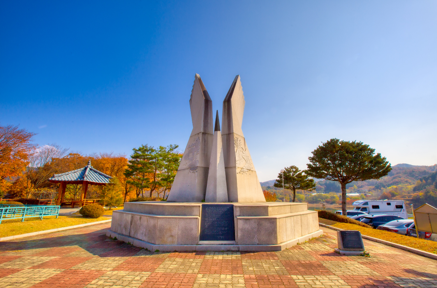 망향의동산 위령탑