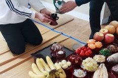 조상님께-산해진미를-차려놓고-무릎꿇고-앉아-술잔을-올리는-모습