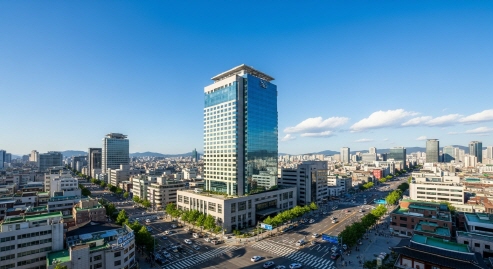 맑은 하늘 아래 서울 시내 호텔 전경, 밝은 햇빛, 여름 낮, 실사풍