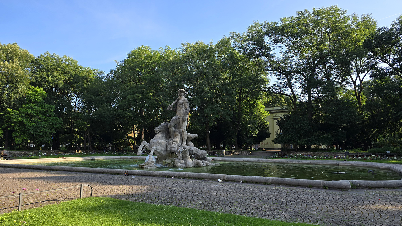 몽둥이를 든 조각상 그리고 쓰레기