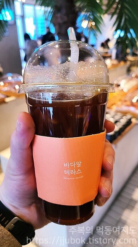 구읍뱃터-바다앞테라스-아이스-아메리카노