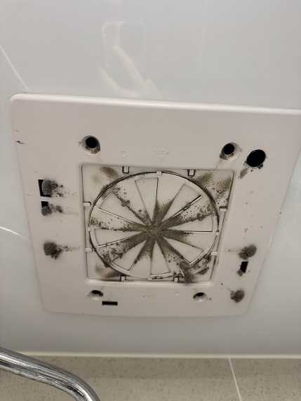 청소 전 먼지가 껴있는 환풍기 사진