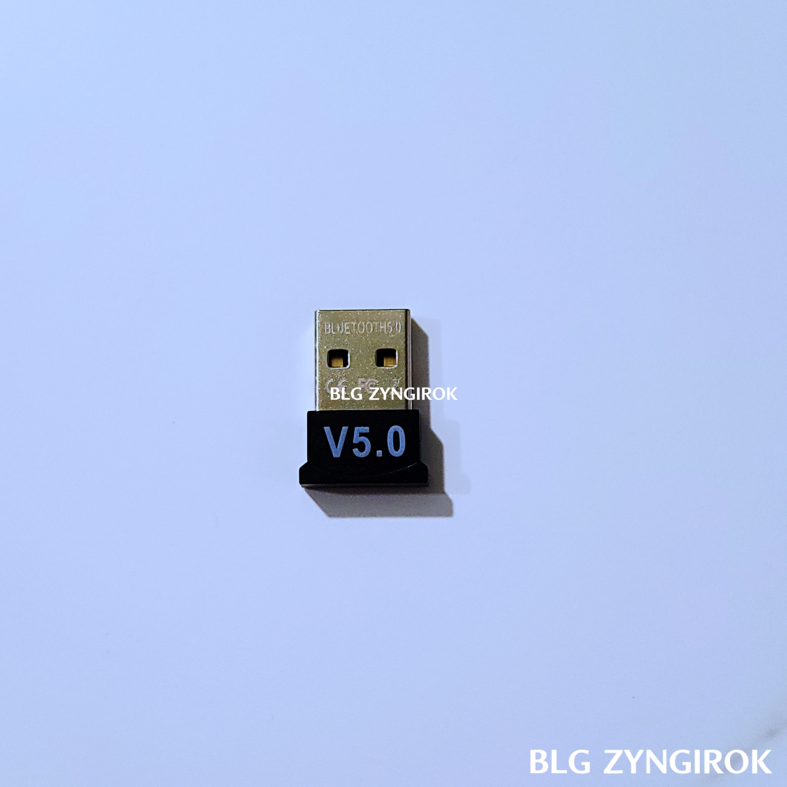usb-블루투스-동글이-놓여있다.