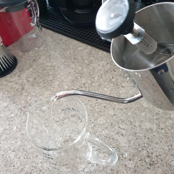 칼리타 드리퍼를 사용한 커피 추출 레시피 with 다이소 드립포트_드립포트로 서버에 물 붓기