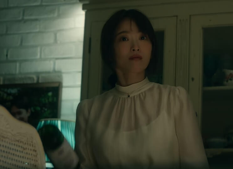 술병을 쥐고 웃고 있는 다해의 모습