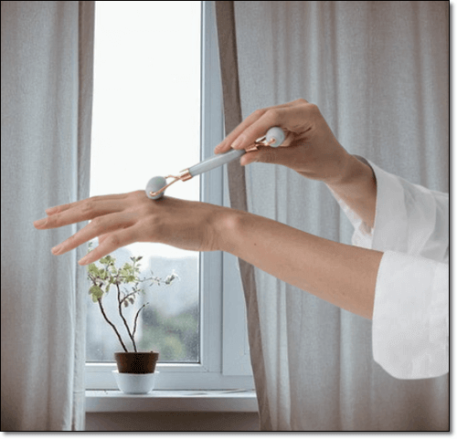 손가락 마사지 하는 여성