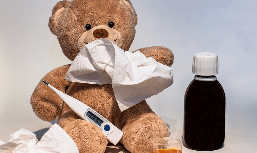 온도계 화장지 감기약과 함께 놓여 있는 곰 인형