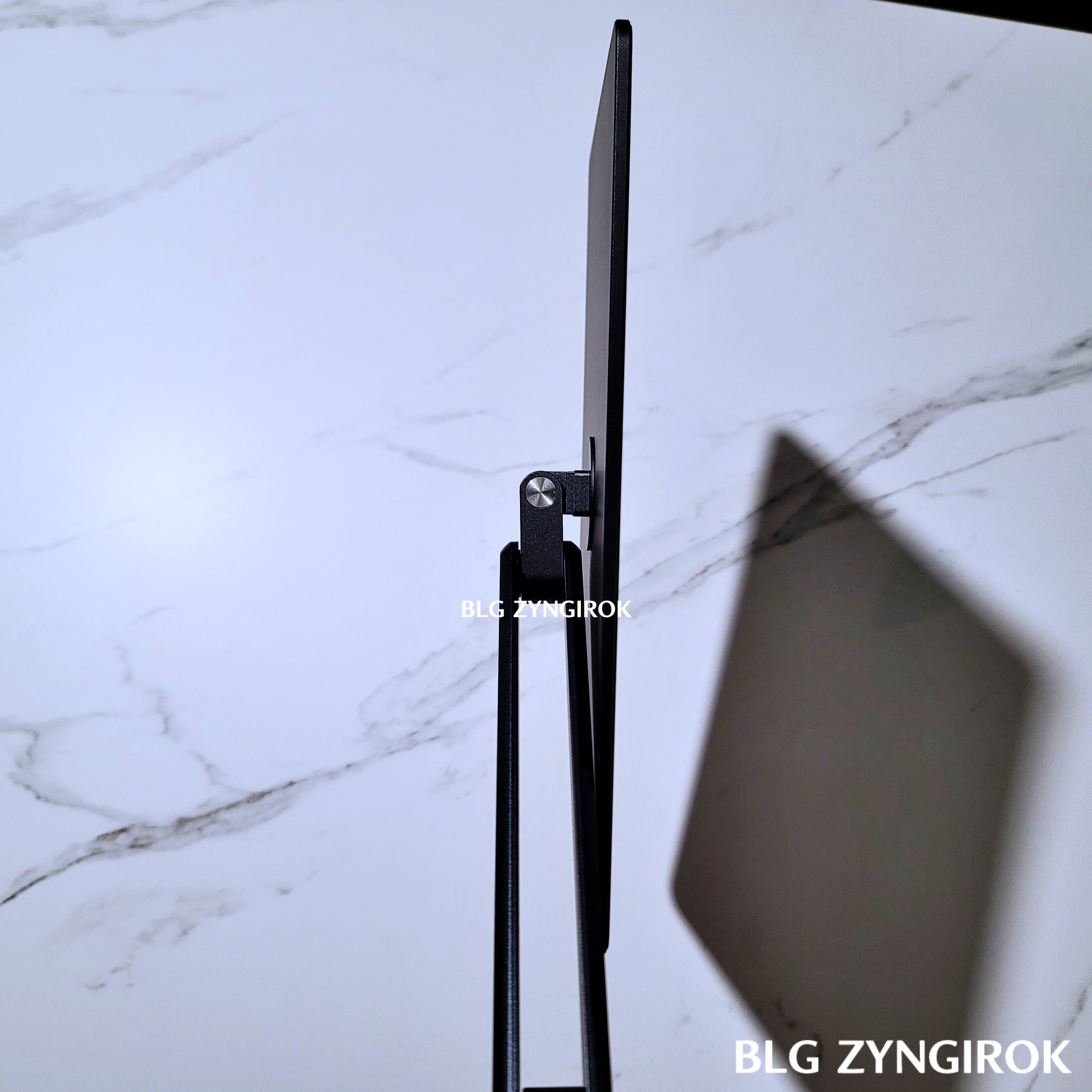 마그네틱 마운트 부분이 오른쪽으로 제껴져있다.