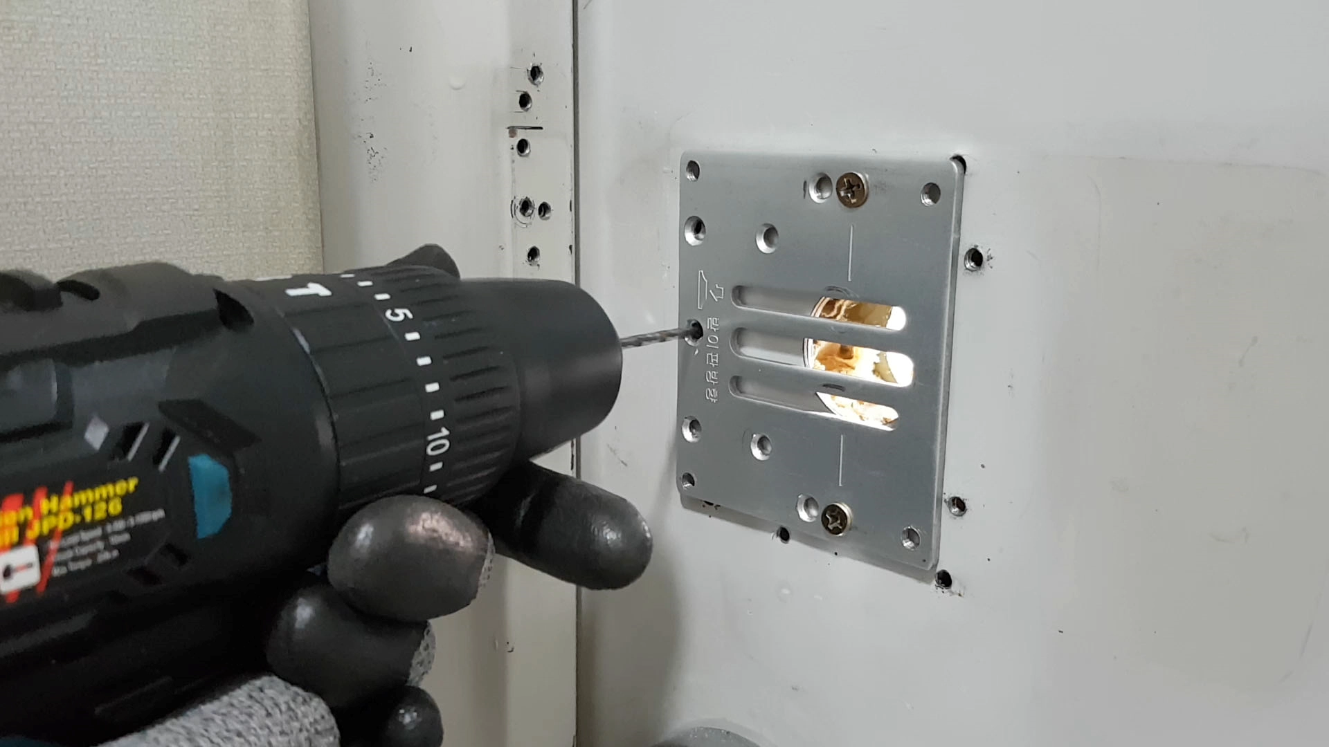 고정 볼트 구멍 뚫는 모습