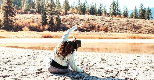 자연 속에서 요가하는 모습