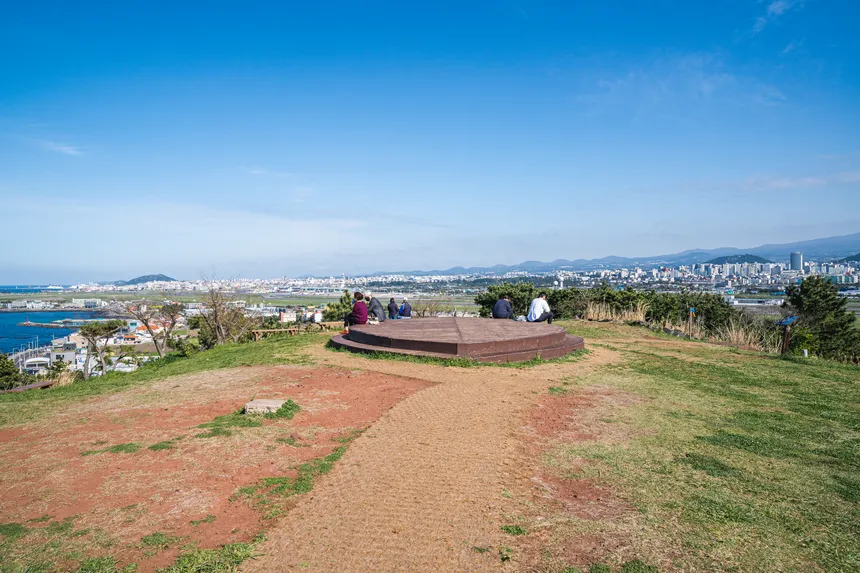 도두봉 정상에서 내려다본 제주시와 바다 전망