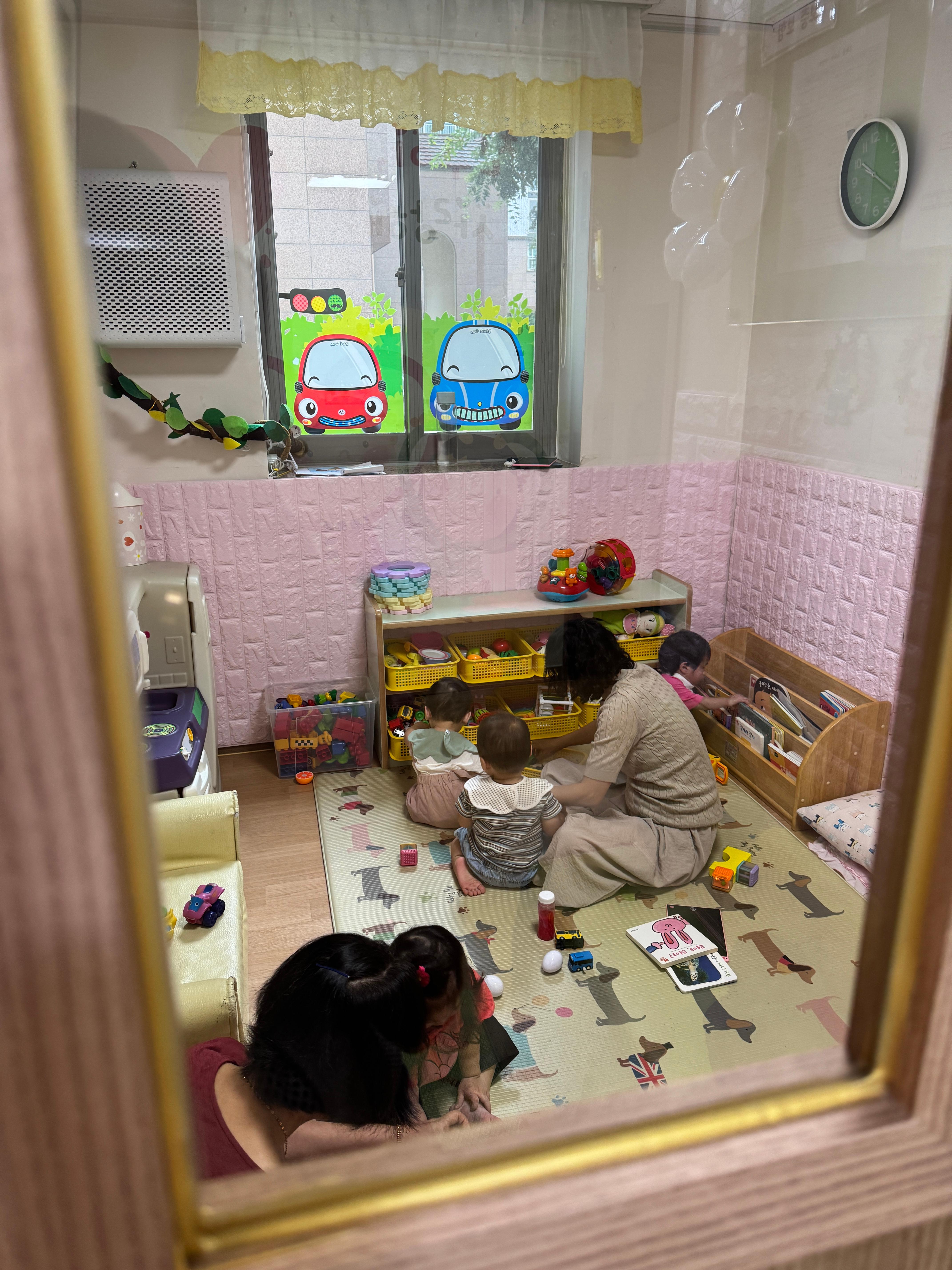 교실에서 선생님, 친구들과 재밌게 노는 11개월 아기