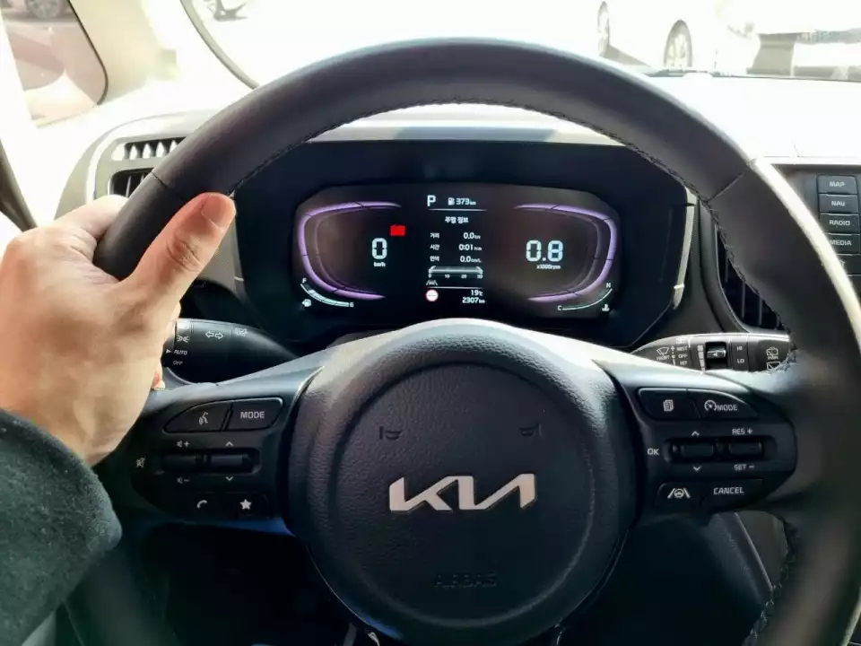더 뉴 레이에서 시동을 걸고 운전대를 만져봅니다.
