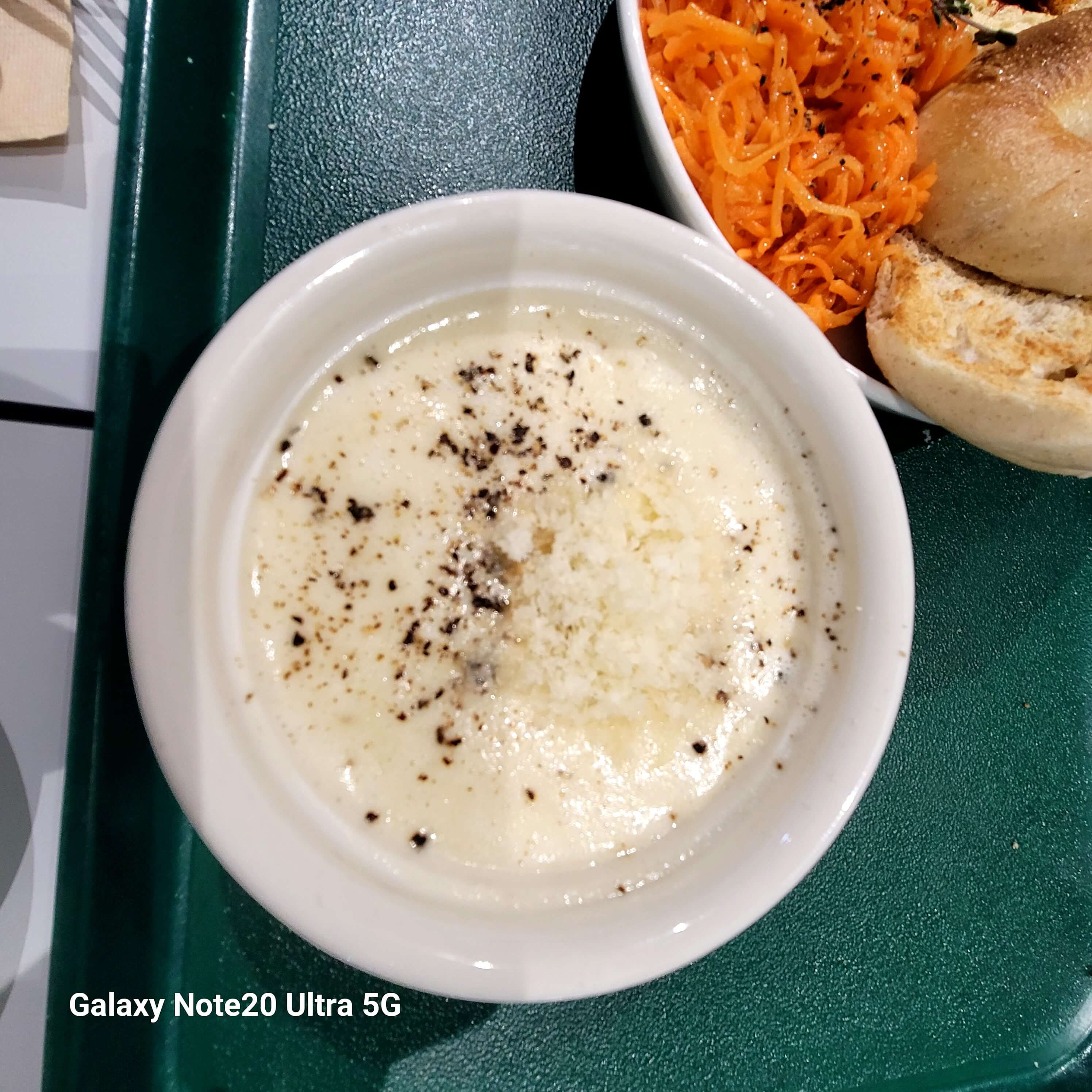 커피와 베이글의 완벽한 브런치 조화