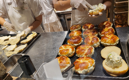 베이글 제조 과정을 유리창 너머로 관람할수 있는 모습