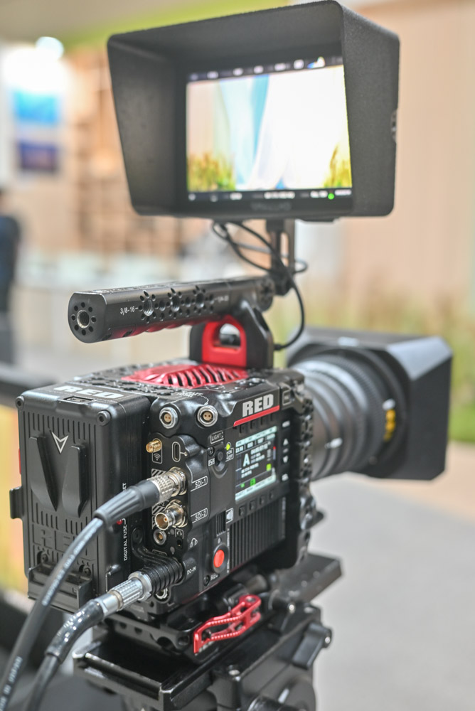 2025 코바에서 본 니콘 부스의 레드 카메라와 MRMC