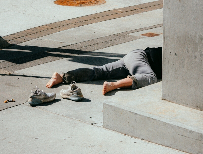 신발을 벗고 길에 쓰러진 남성