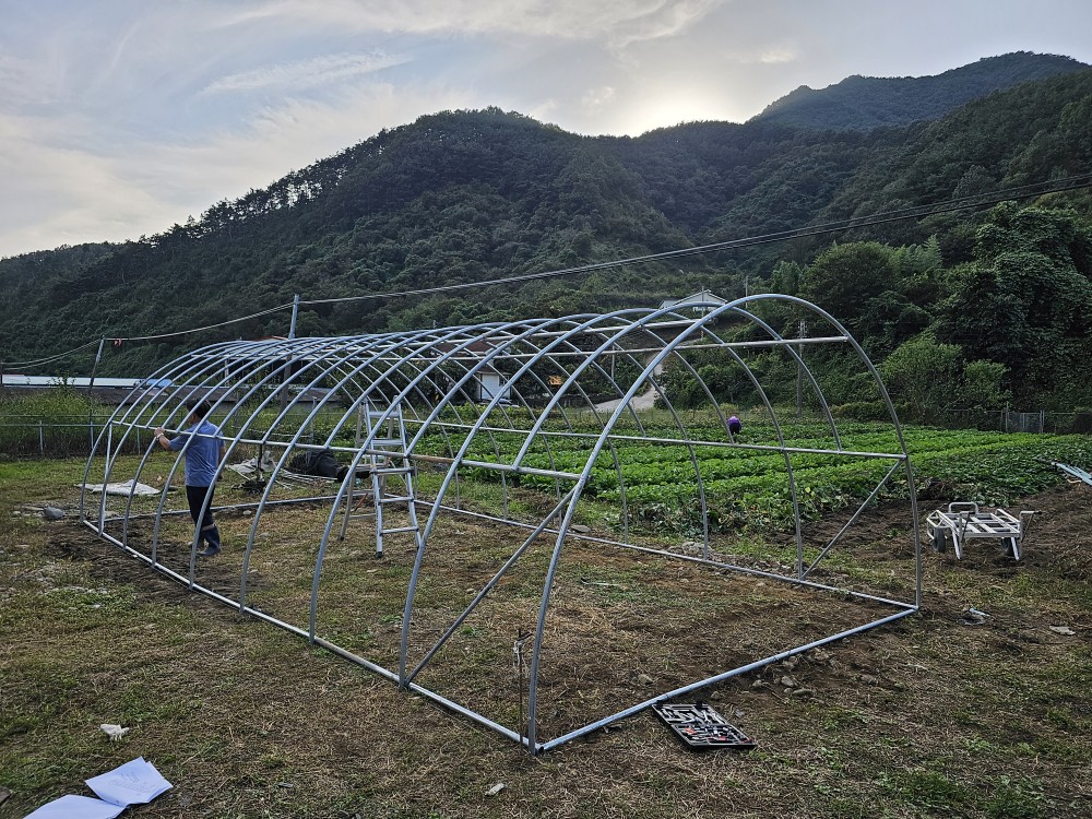 철근 조립 도중 모습