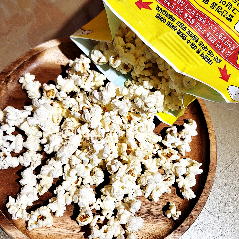 노브랜드 전자레인지용 팝콘을 조리해서 접시에 덜어놓은 사진이다.