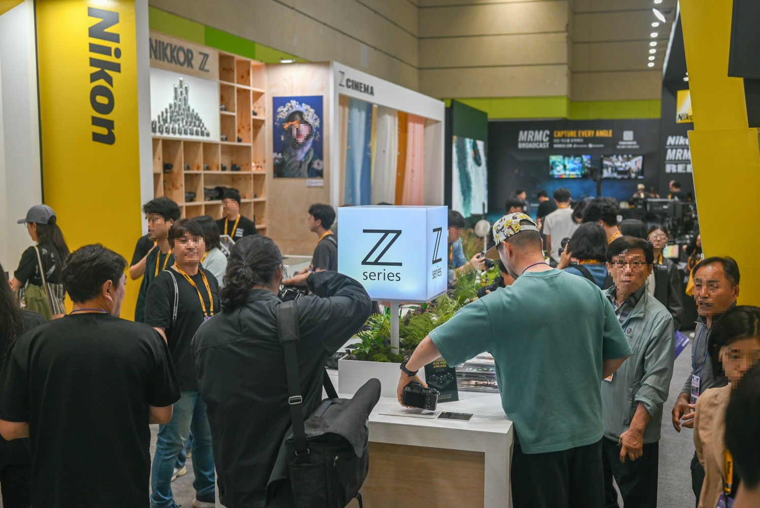 2025 코바에서 본 니콘 부스의 레드 카메라와 MRMC