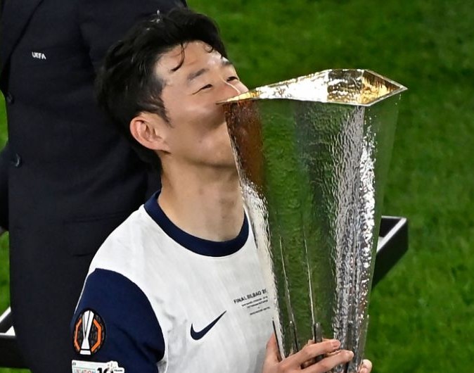 손흥민 우승 트로피! 15년 기다림 끝에 드디어 이뤘다 관련 사진 2