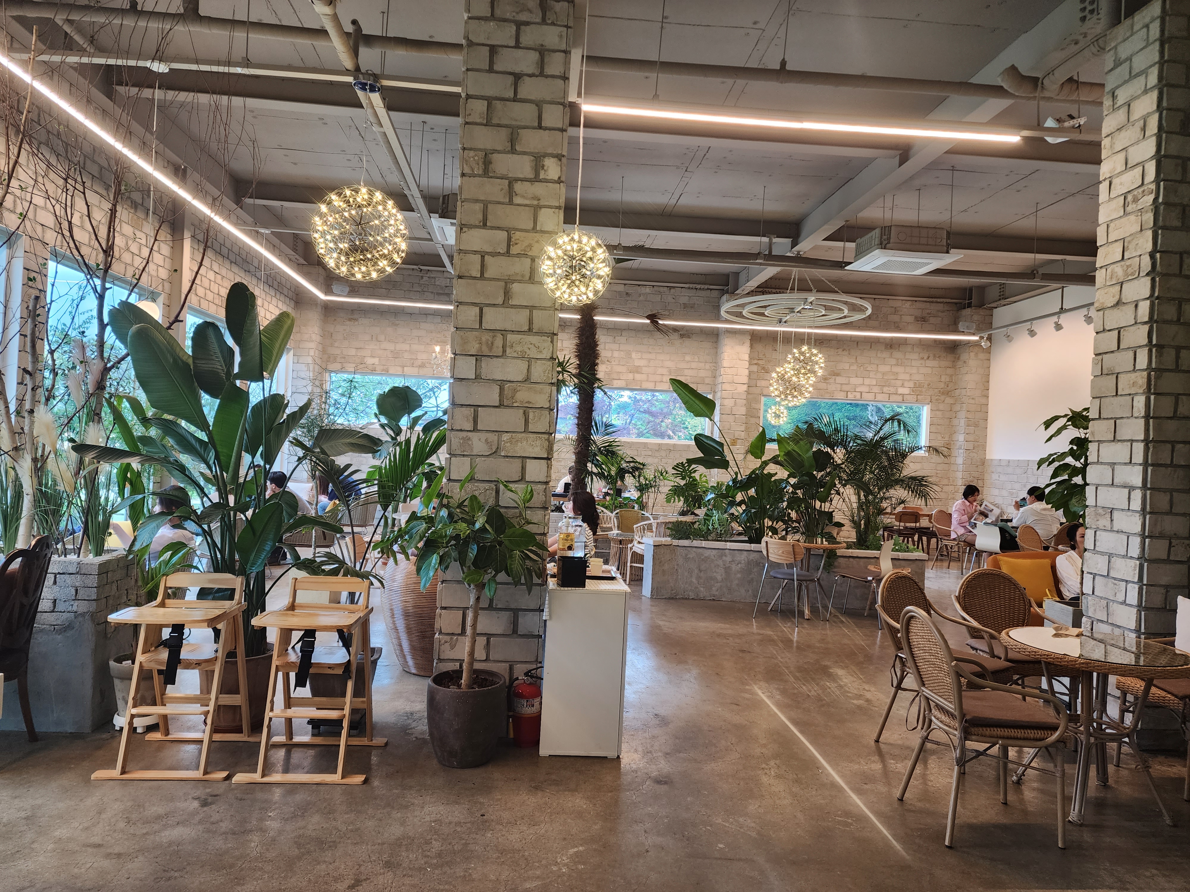 델버로 카페 내부 1층모습