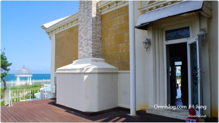 럭셔리하우스 옆 난간