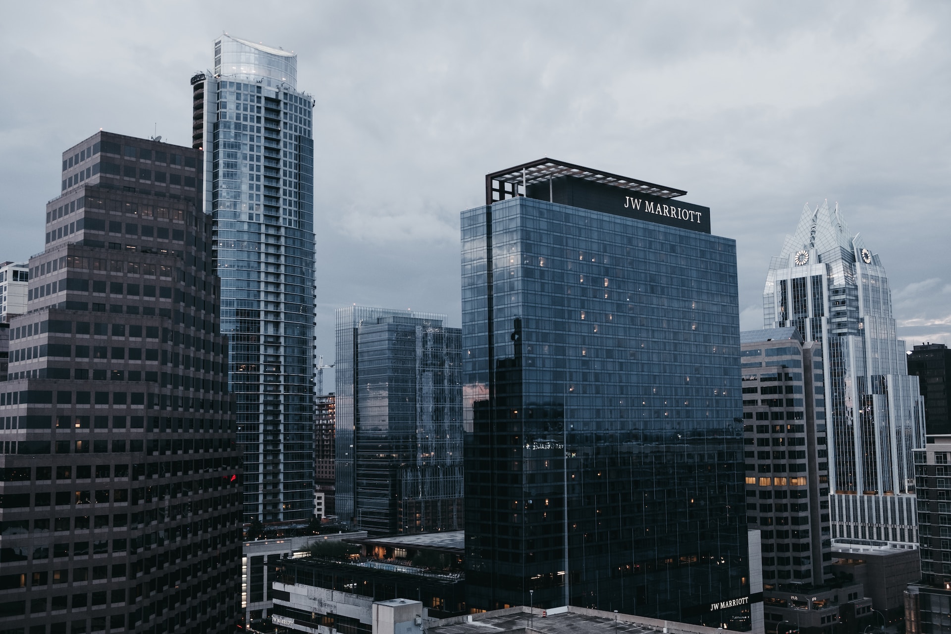 지능형 건축물은 센서, 컴퓨팅 기술, 네트워킹 등의 혁신적인 기술들을 활용하여 건축물 내부와 외부를 연결시키고 제어하는 시스템입니다.