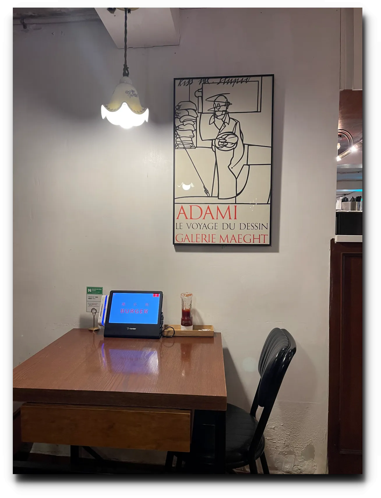 햄버거-가게-내부-액자