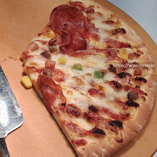 피자가 진열되어 있어요.