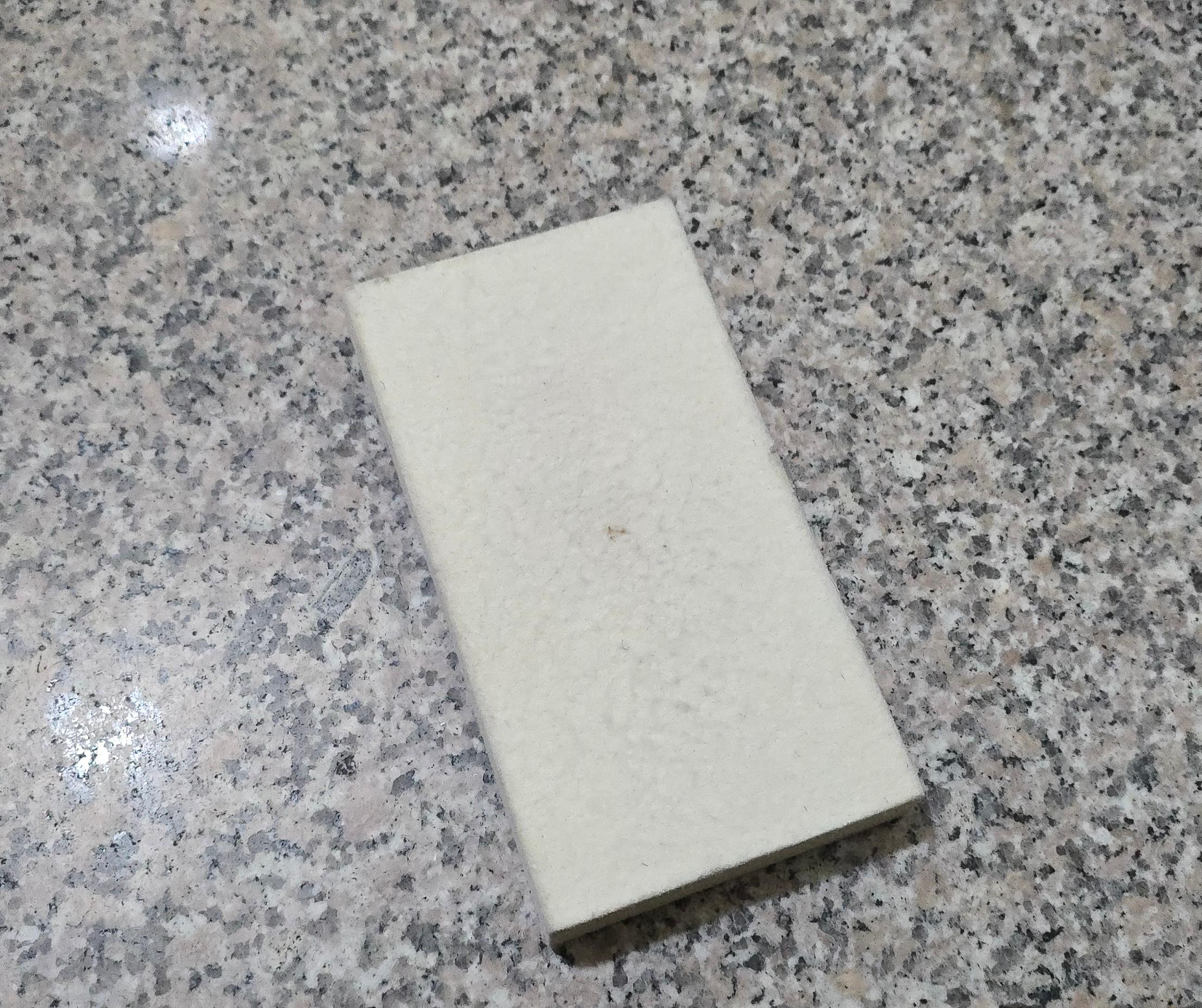 양모를 압축해서 만든 직육면체 모양의 헤라